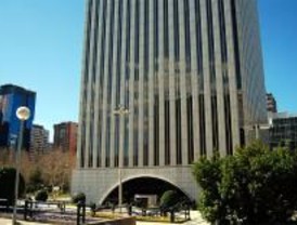 Acampan en jardines de la Torre Picasso para no ser despedidos
