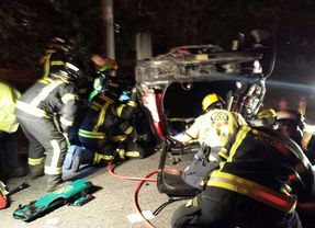 Intervención de los bomberos en un accidente en la A-4