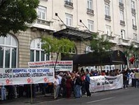 Oposición, trabajadores y vecinos denuncian que 'se subasta la Sanidad de los madrileños'