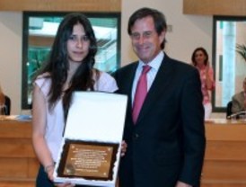 Alcobendas homenajea a la alumna que obtuvo la nota más alta de Selectividad