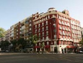 Antifascistas retiran la placa dedicada al general de la División Azul Muñoz Grandes
