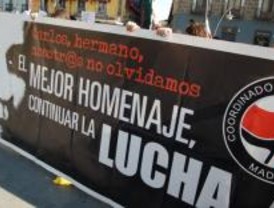 Varios antifascistas sellan la sede de Falange por el destrozo de la placa de Palomino