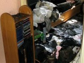 Roba en una vivienda y luego le prende fuego