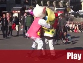 Bob Esponja y Hello Kitty, a tortas por la fama en la Puerta del Sol