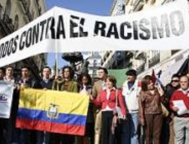 Cientos de personas se concentran contra el racismo