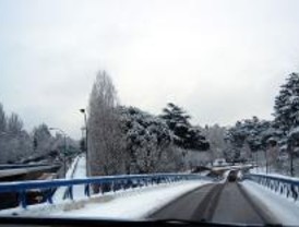 Barajas vuelve a estar operativo después de cinco horas cerrado por la nieve