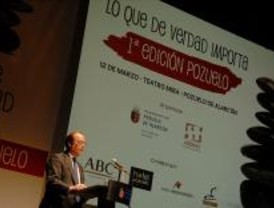 El alcalde de Pozuelo se estrena con una conferencia