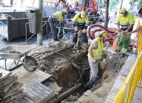 Una tubería rota corta el tráfico en la calle Alcalá