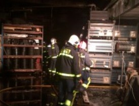 Arde una nave industrial en Vallecas