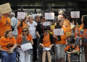 Las personas dependientes se concentran contra de los recortes