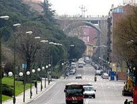 Dos policías salvan 'in extremis' a un hombre que se arrojó del Puente de Segovia
