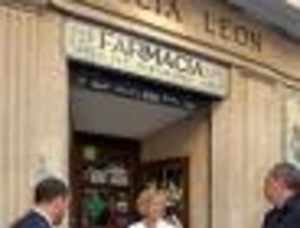La farmacia Colomer-León y la taberna Casa Alberto reciben las placas de comercios centenarios
