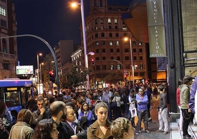 Cientos de personas hacen cola el primer día de la Fiesta del Cine