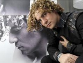 Bisbal se despide de Madrid con un miniconcierto en el aeropuerto de Barajas