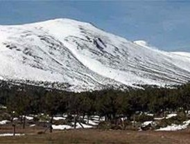 Un autobús atrapado en la nieve, entre las 30 llamadas de socorro recibidas por la Guardia Civil
