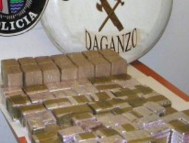 'Pillados' con 34 kg de hachís tras chocar con un camión