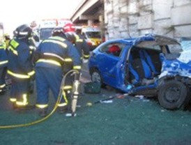Grave tras colisionar contra un autobús en la A-42