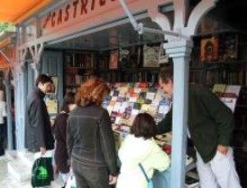 Libros solidarios por un euro en Claudio Moyano