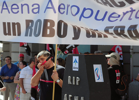 Trabajadores de Aena se manifiestan contra la privatización frente al Congreso