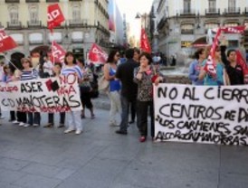 Decenas de trabajadores se concentran en contra del cierre de centros de día