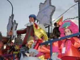 Miles de personas acuden a la cabalgata de los Reyes de la Castellana