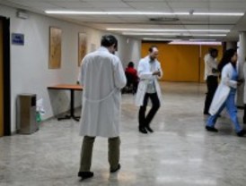 Un capellán organizó una procesión por el Corpus en una planta del Hospital Clínico