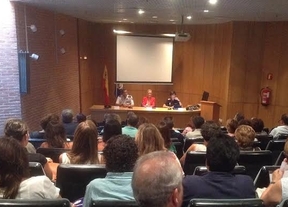 Cifuentes se reúne con los colegios de las zonas donde actúa el pederasta