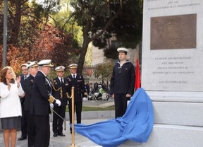 El Rey Juan Carlos inaugurando la estatua.
