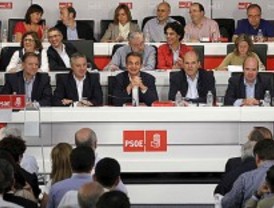 Los socialistas cierran filas en torno a Rubalcaba y niegan que su elección sea 'un dedazo'