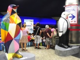 Varios niños diseñan un pingüino solidario en Nuevos Ministerios
