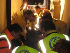 Herido muy grave un joven que trabajaba en un ascensor que estaba acristalando