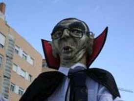 Los vecinos usarán caretas de 'Ruiz-Vampirón' contra la Tasa de Basuras