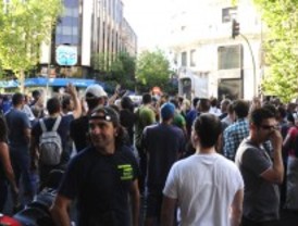 Cientos de funcionarios se concentran ante la sede del PP contra los recortes