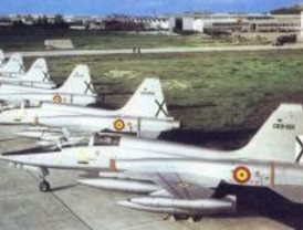 Una asociación reparte octavillas contra el uso civil de la Base Aérea de Getafe