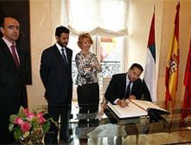 Madrid podría colaborar con Emiratos Árabes en el Metro y canalizaciones de agua