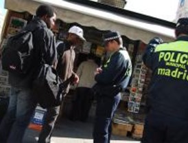 Los controles policiales a 'sin papeles' no cesan
