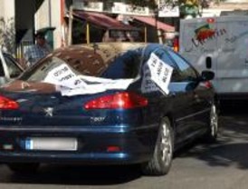 Empapelan el coche de Güemes con carteles de 'Sanidad pública'