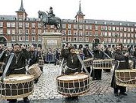 La tradicional tamborrada pone fin a la Semana Santa madrileña