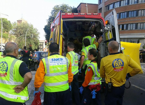 Una mujer herida grave y otra leve tras chocar su turismo con una ambulancia del Samur