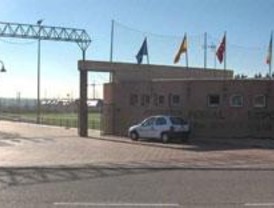 Muy grave un niño tras caerle encima la cubierta de un banquillo