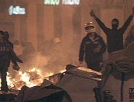 La policía carga contra antifascistas y neonazis