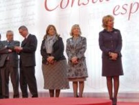 Más de mil personas homenajean a la Carta Magna en la Real Casa de Correos