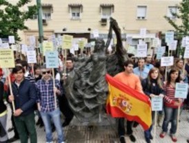 Los jóvenes del PP protestan contra la pancarta de apoyo a Troitiño colgada en la Complutense