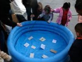 La Plaza de Felipe II acoge un circuito de juegos para aprender a reciclar
