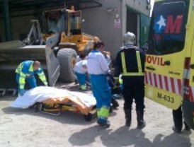 Herido grave al caerle encima una pala excavadora