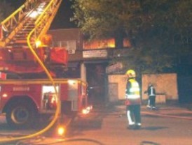 Un incendio devora un taller mecánico de Torrejón