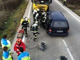 Fallece al colisionar su coche con un camión