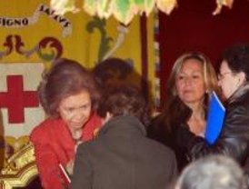 La tuna canta a la Reina el cumpleaños feliz en la mesa de Cruz Roja