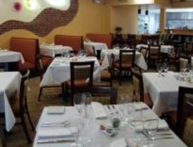 La crisis económica obliga a los madrileños a trasladar el restaurante a casa.
