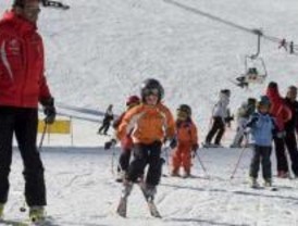 Más de 8.000 alumnos aprenden a esquiar en Navacerrada por 10 euros